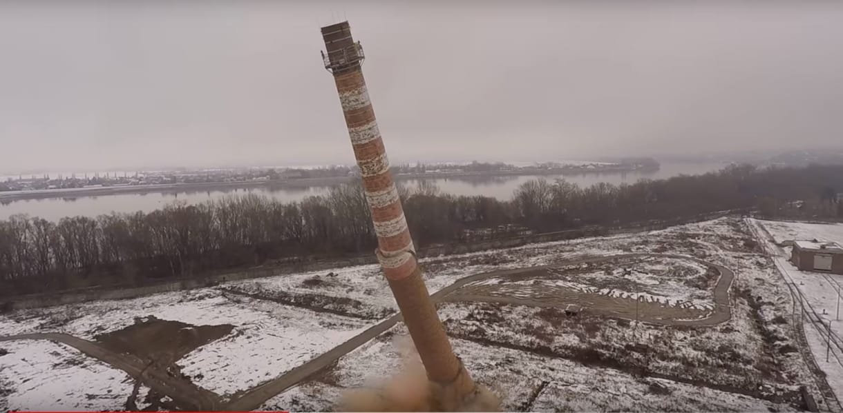 Így repült a levegőbe a lábatlani papírgyár kéménye