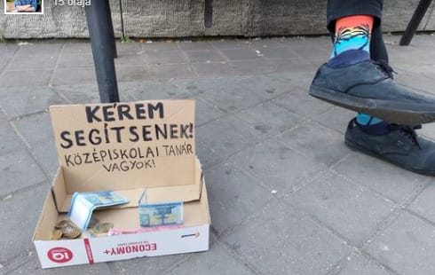 Egy középiskolai tanár a Deák téren koldul – fotó