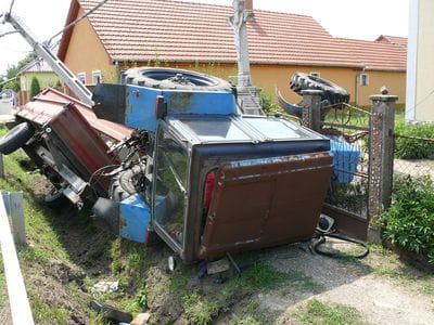 Rosszul lett a traktoros, oszlopot és kerítést döntött - fotó