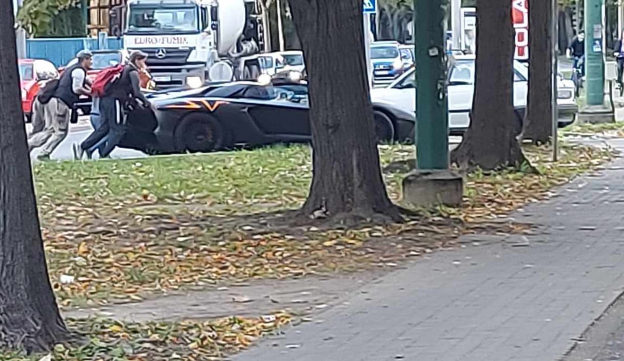 Egy csapat gyerek segített tolni egy Lamborghini Aventadort Szegeden – videó