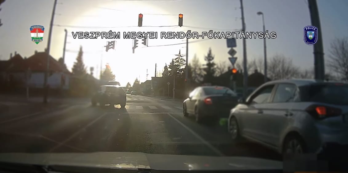 Videó: A rendőrök előtt hajtottak át az autók a piroson