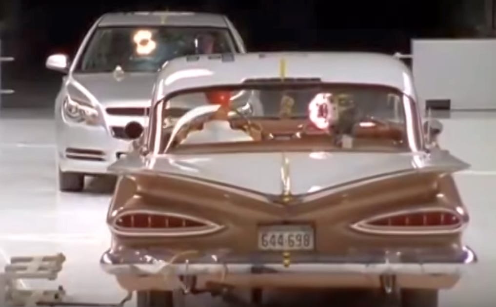 Ez történik, ha egy 1959-es és egy 2009-es Chevrolet frontálisan ütközik – videó