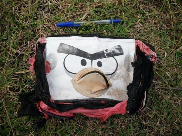 Angry Birds-ös táskát találtak egy strandon a két éve eltűnt maláj gépről - fotó