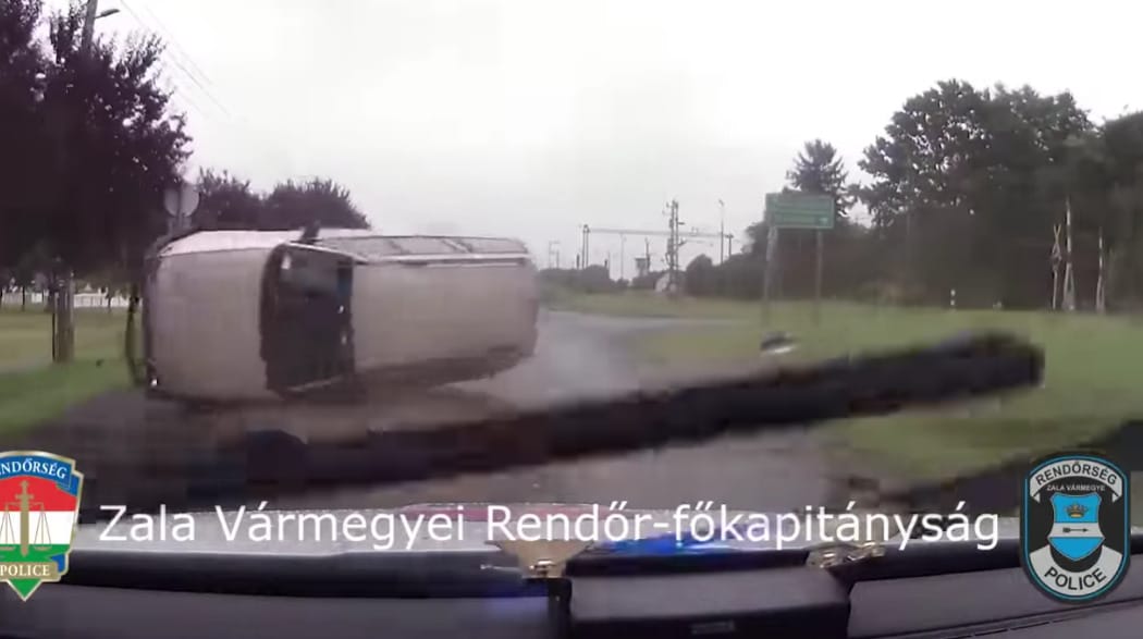 Az első kanyarban lerepült az útról a menekülő autós Zalakomárnál – videó