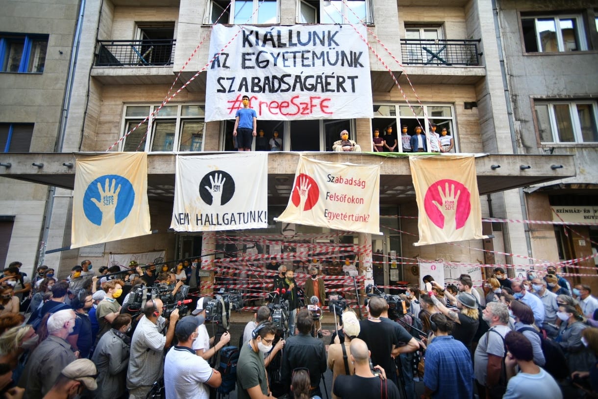 Hazai rendezők álltak ki az SZFE szabadsága mellett