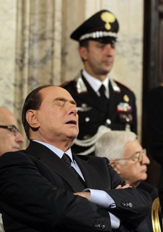 Fotósorozat az elnöki beszéd alatt szunyókáló Berlusconiról