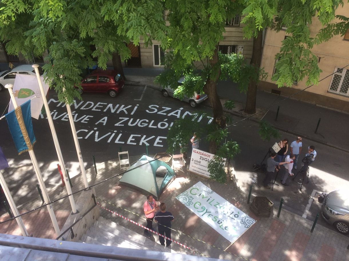 Félig lesatírozták a zuglói önkormányzathoz felfújt óriásüzenetet