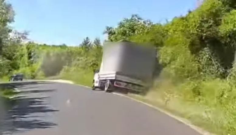 Nagyot mentett egy ponyvás kisteher sofőrje, amikor árokba sodródott – videó