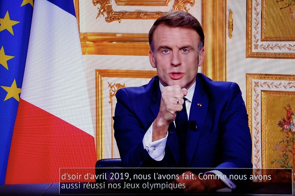 Macron televíziós beszédében kizárta, hogy lemond