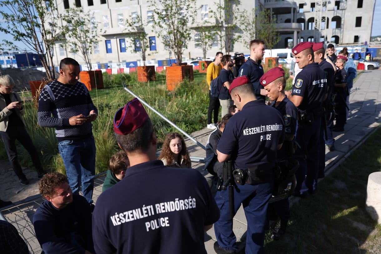 Hadházy kérdésére Pintér helyettese elárulta, mit keresnek a kordonok a Karmelita előtt