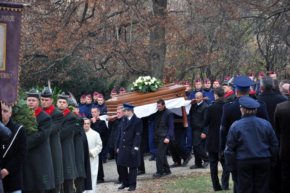 Csak most rendeltek ki fegyverszakértőt a bőnyi rendőrgyilkos ügyében