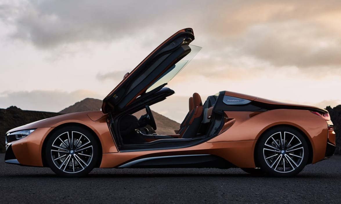 Itt az új BMW i8: erősebb lett és a tetejét is ledobta