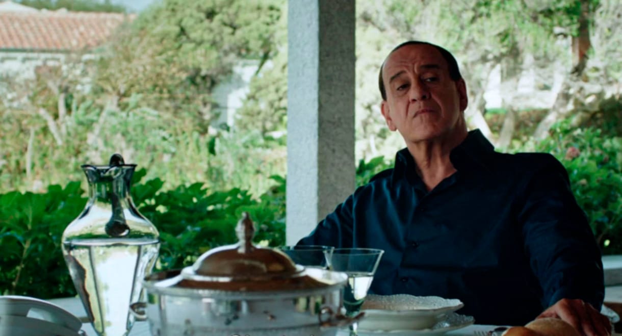 Gátlástalanul tette árucikké a hatalmat – így mutatta be Silvio Berlusconit Paolo Sorrentino 2018-as filmje