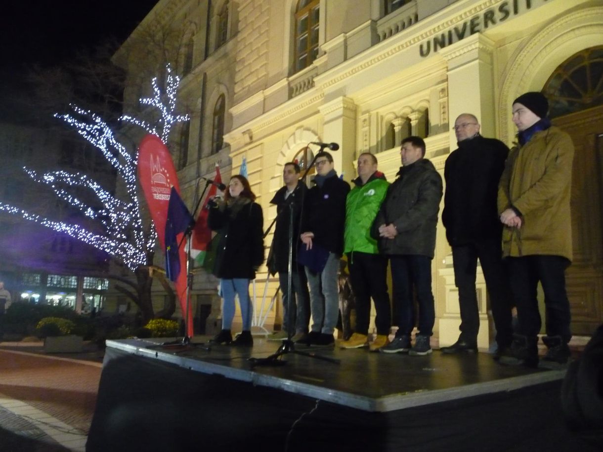 Ezren mentek az utcára Szegeden, hogy a kormány ellen tüntessenek