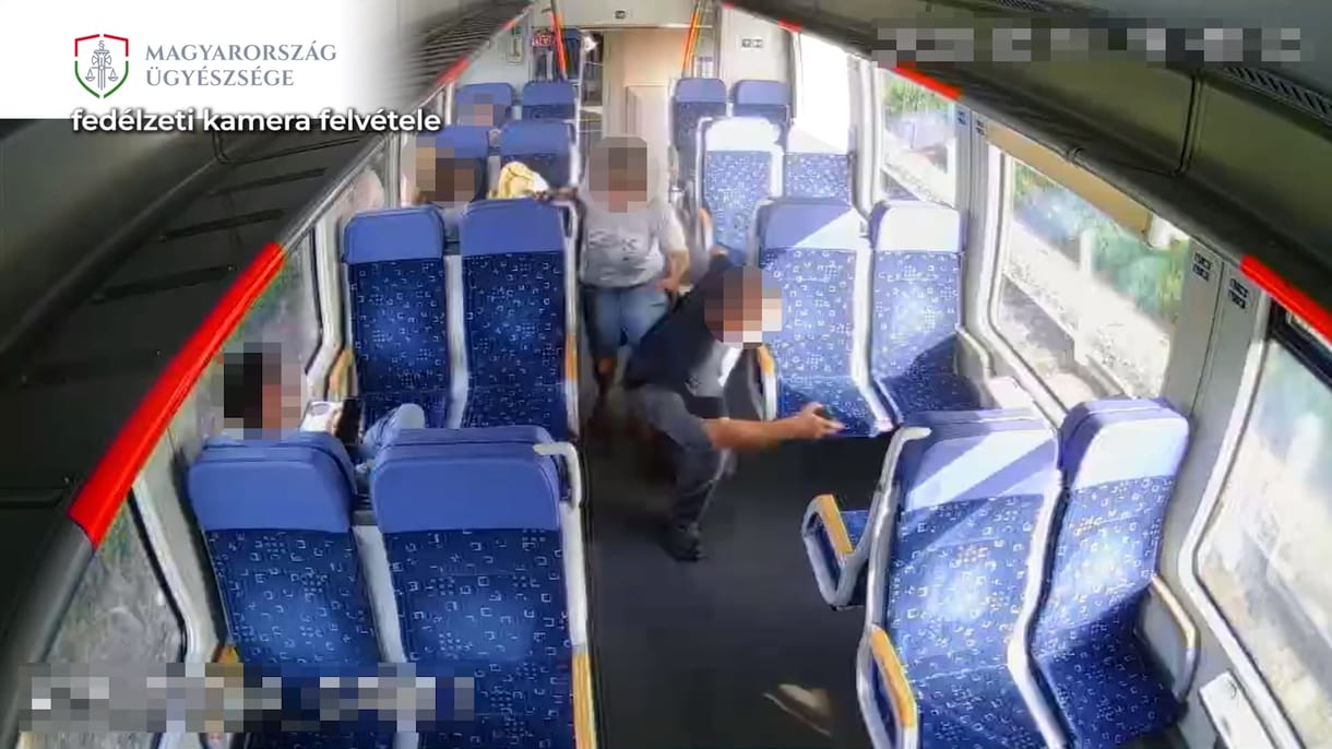 Videón, ahogy a bekábítózott férfi sorra bedobálja a győri vonat ablakait 