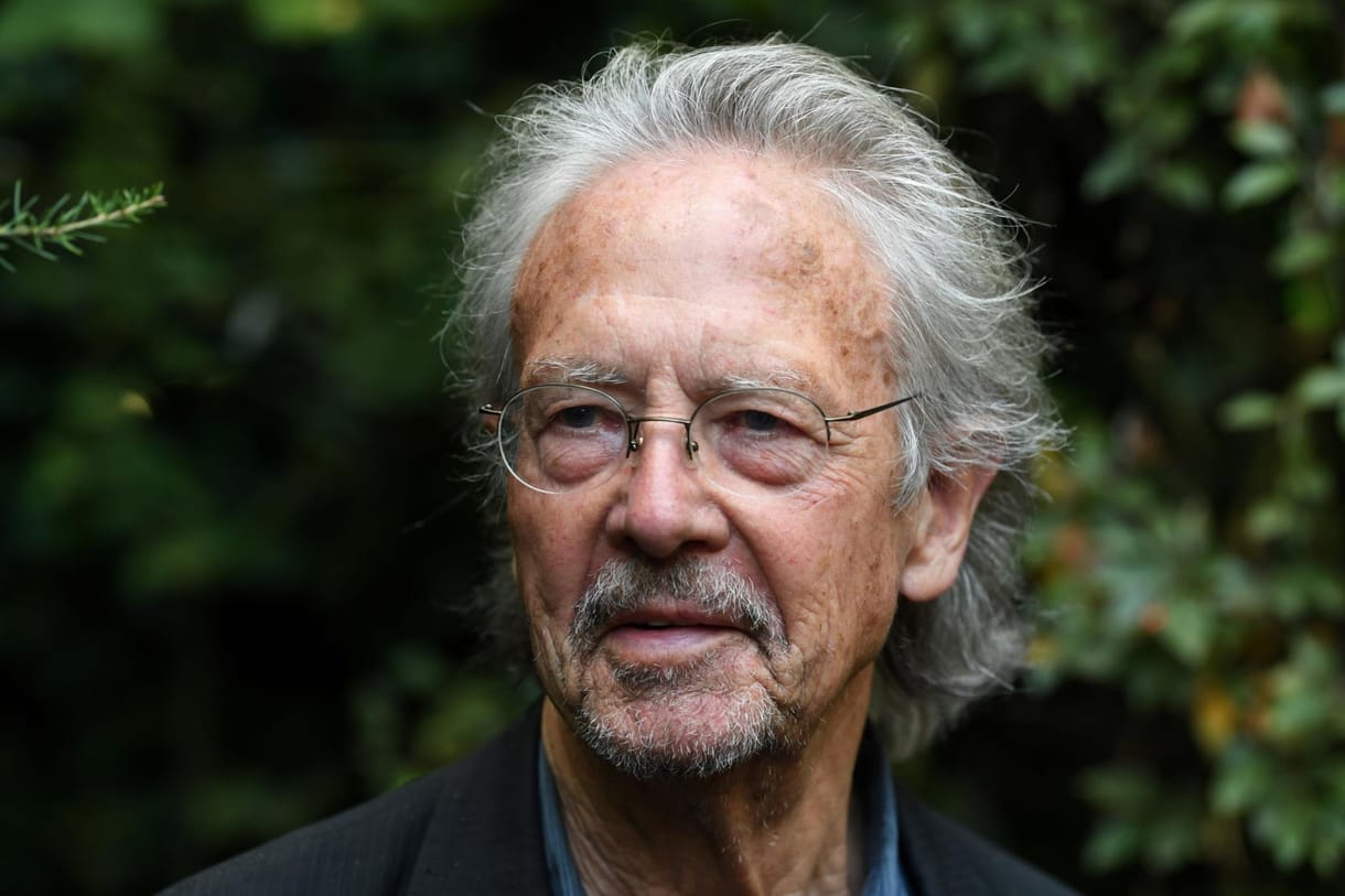 Több száz tüntető zavarta meg Peter Handke Nobel-díjának az átadását