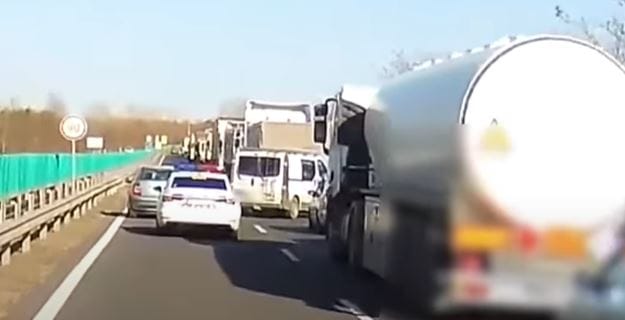 Azonnal kivette az önkéntes rendőrt a forgalomból az igazi a 8-as úton - videó