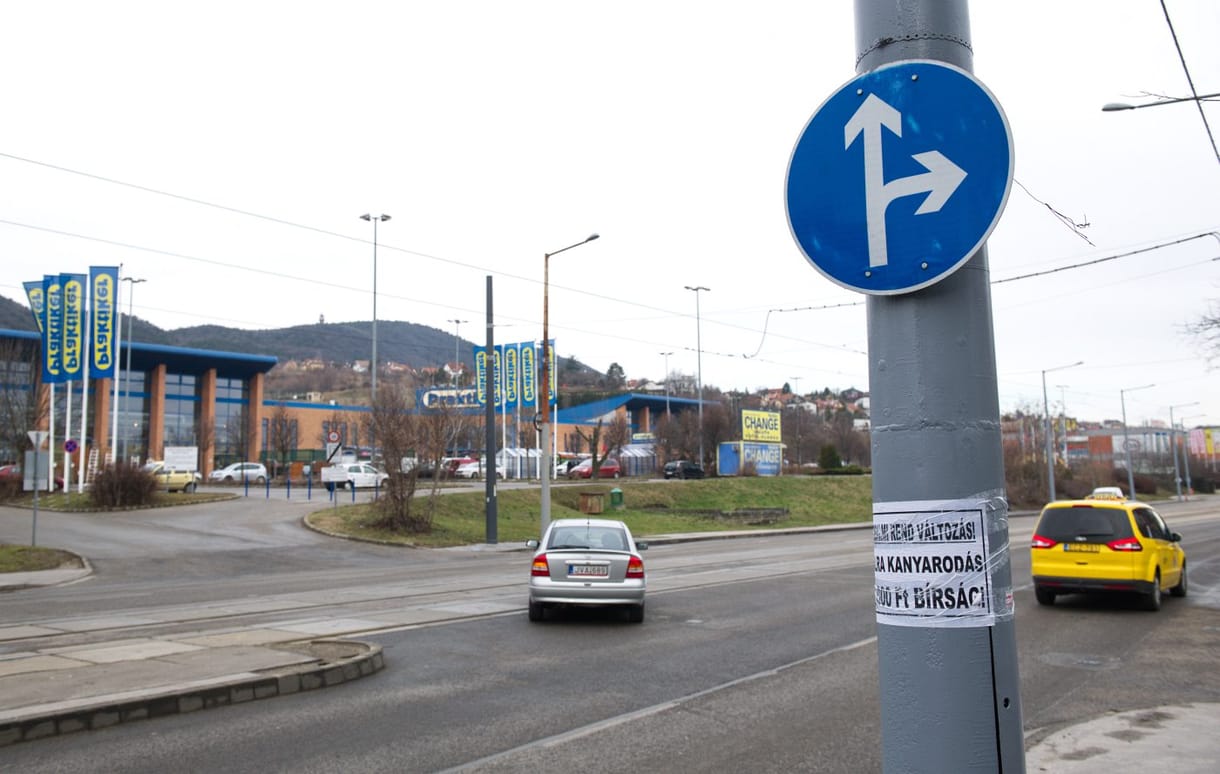 Fotón a budapesti kereszteződés, ahol röpködnek az 50 ezres bírságok