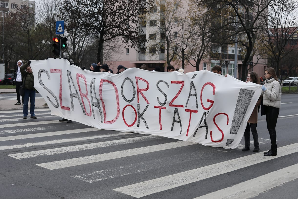 MTA elnökség: Az elbocsátott tanárokat vissza kell helyezni eredeti munkahelyeikre