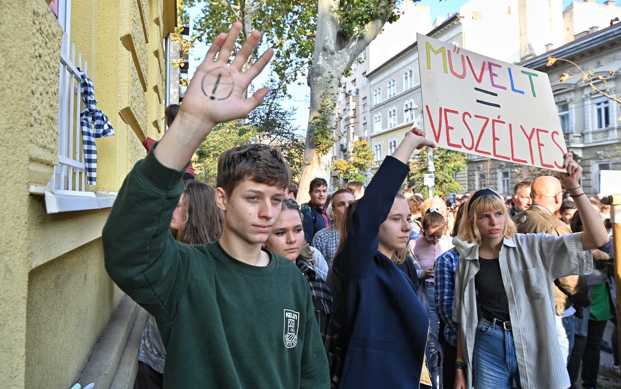 A Belső-Pesti Tankerületnél tüntettek a tanárok megfélemlítése ellen