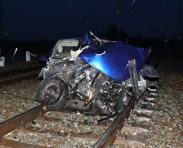 Peugeot-t zúzott rommá a vonat Ajaknál - fotó