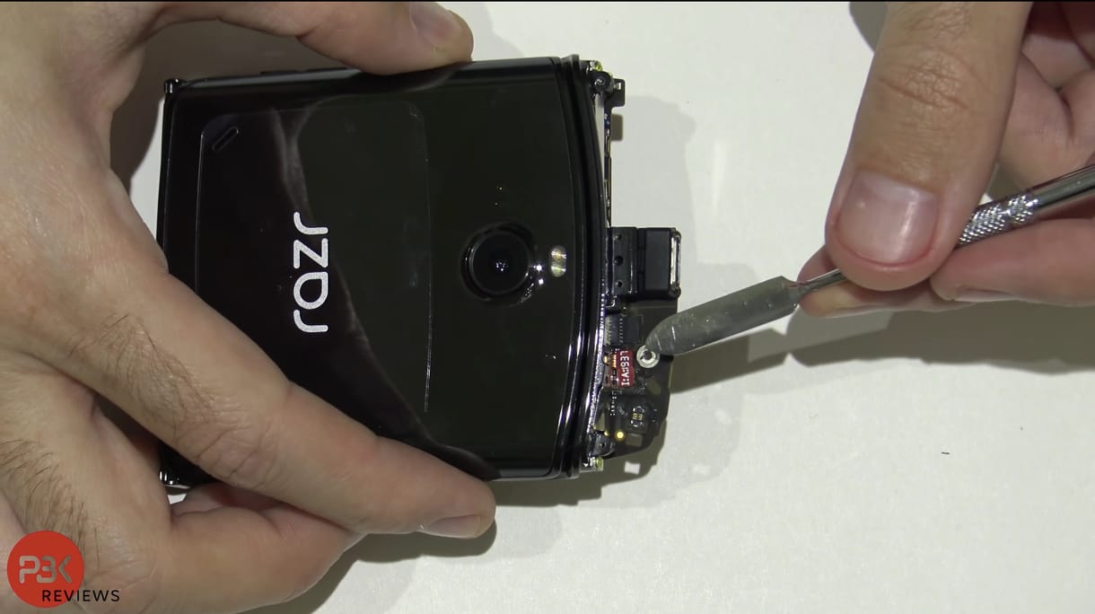Nem lesz könnyű javítani: szétszedték a Motorola összecsukható okostelefonját – videó