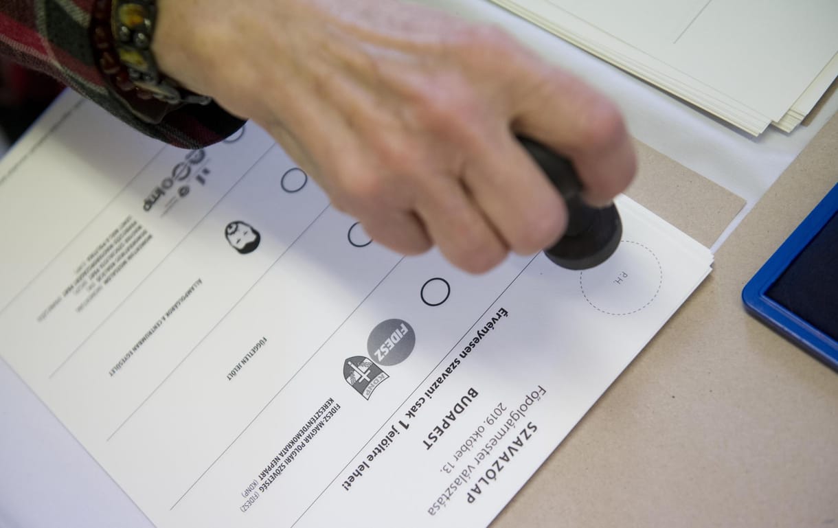 Megismételt választások: jelentősen erősödő ellenzék, visszaeső Fidesz