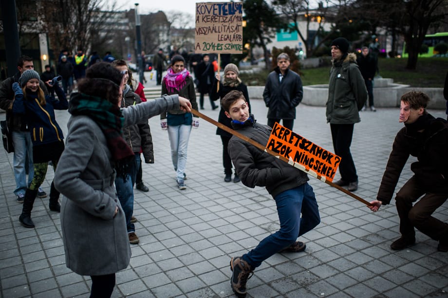 Gyertyás diákmenet temette a közoktatást