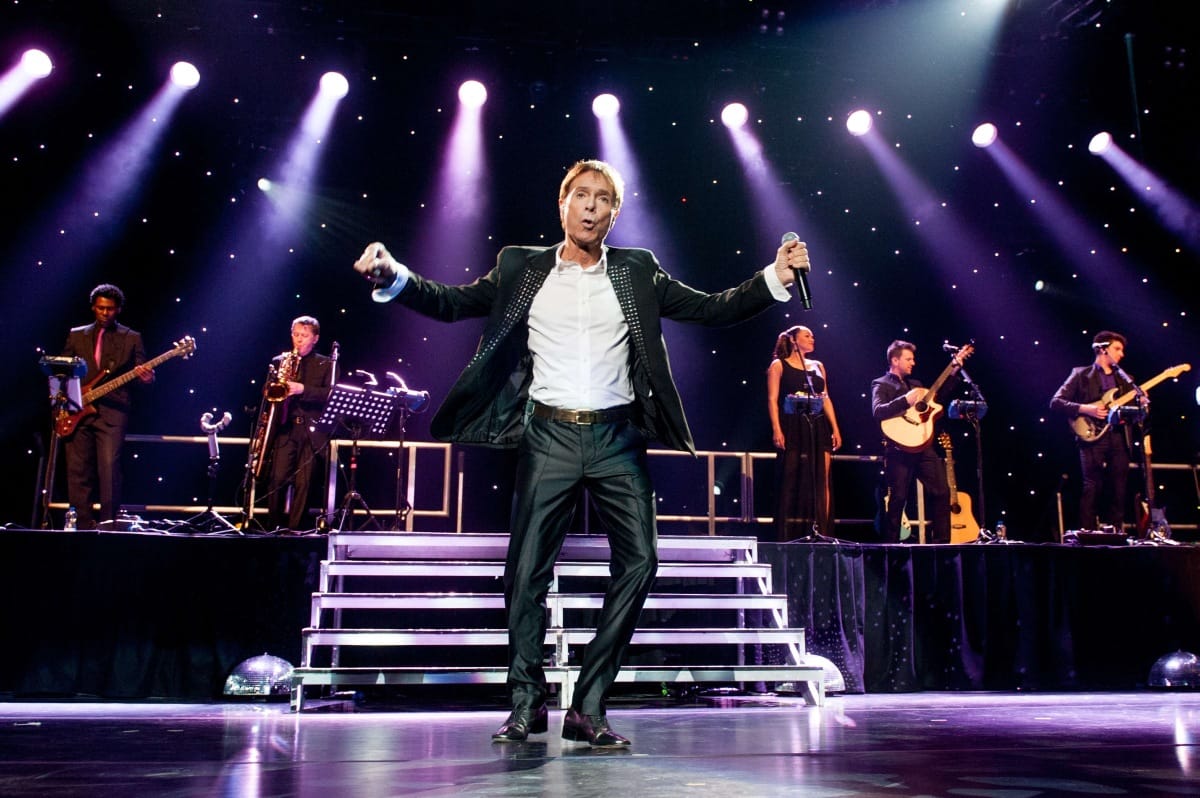 Pert akasztott a BBC és a rendőrség nyakába Cliff Richard