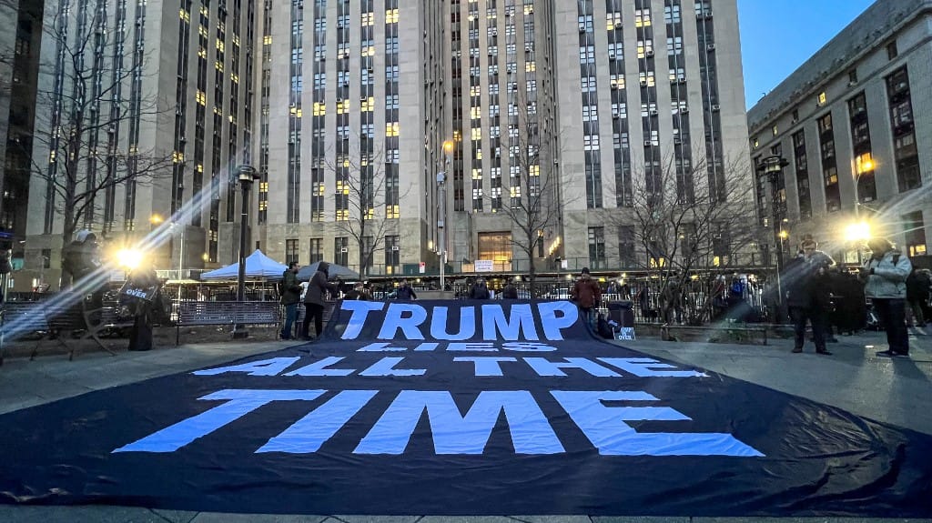 Donald Trump már New Yorkban van, magyar idő szerint este nyolckor áll bíróság elé