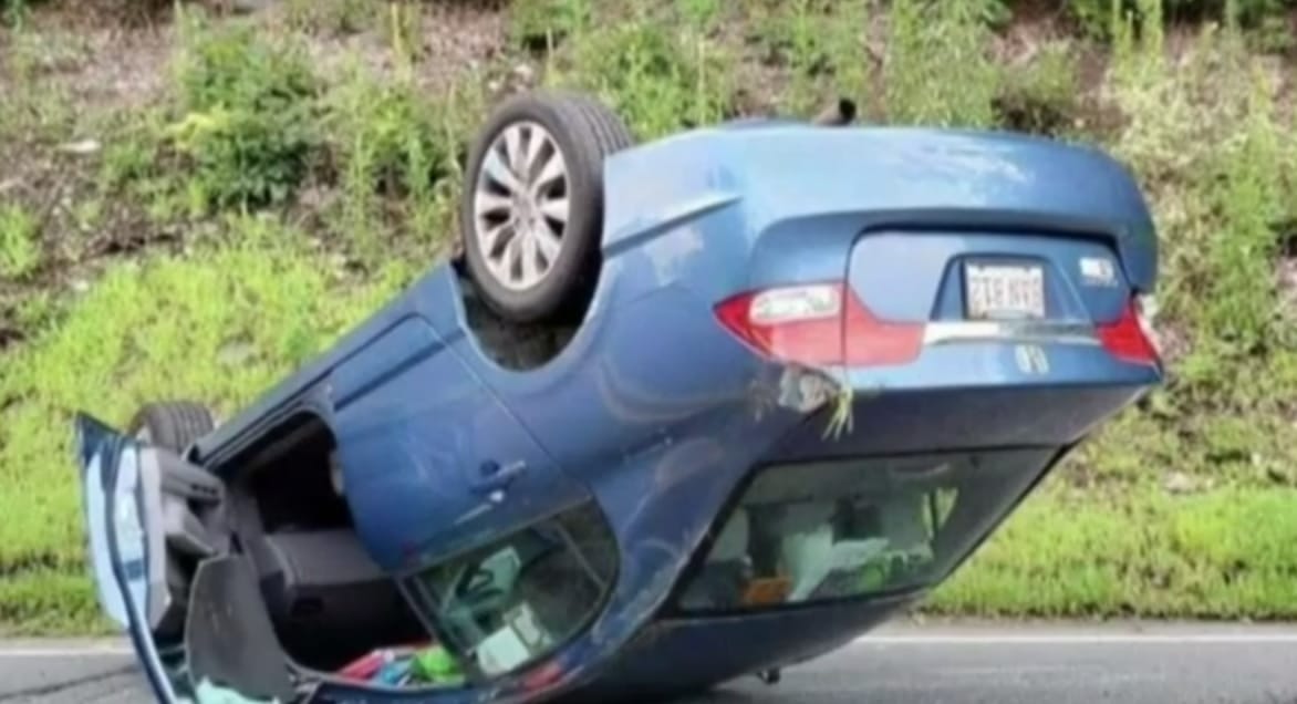 Ezért ne mobilozzon vezetés közben, úgy járhat, mint ez az autós – videó