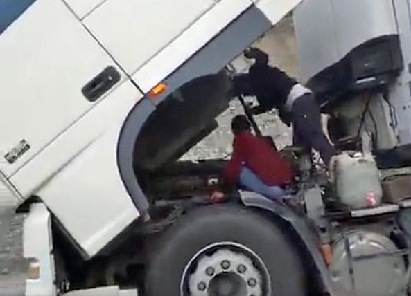 Videó: Láttak már igazán hatékony autószerelőt?
