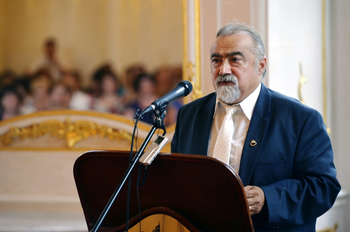 Hont: Fekete, sima, bársony Takaró