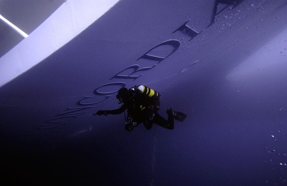 Új képek a Costa Concordia hajóroncsának mentéséről