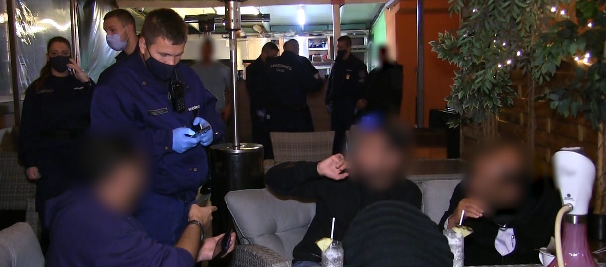 Videó: Razziáztak a rendőrök a bulinegyedben, 20 embert előállítottak