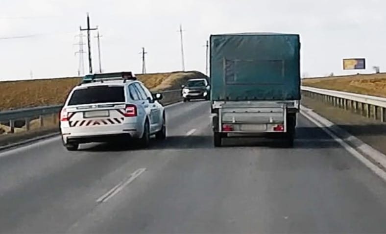 Ismét egy balesetveszélyesen előző rendőrautót vettek videóra