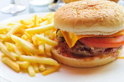 Kinek az érdeke a hamburgeradó valójában? Péter Anna megmondja