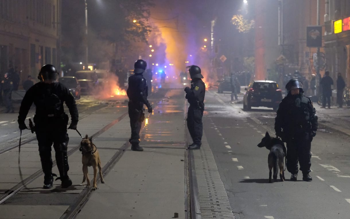 Rendőrökre, újságírókra támadtak a szigorítások ellen tüntetők Lipcsében