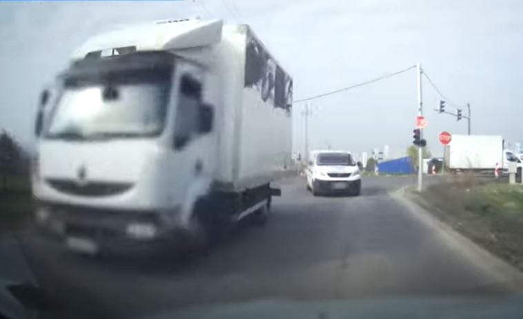 Takarásból előzött balesetveszélyesen egy furgonos – videó