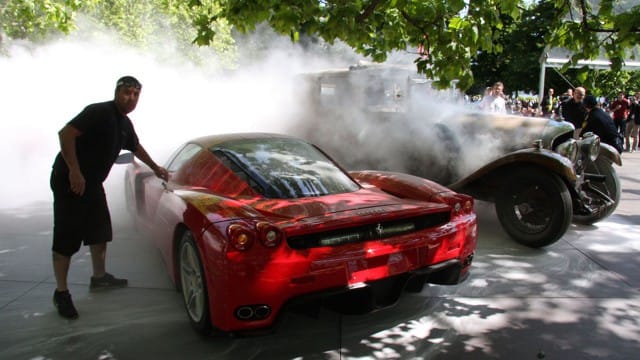 Kiégett a veterán Bentley, megúszta a Ferrari Enzo – fotók