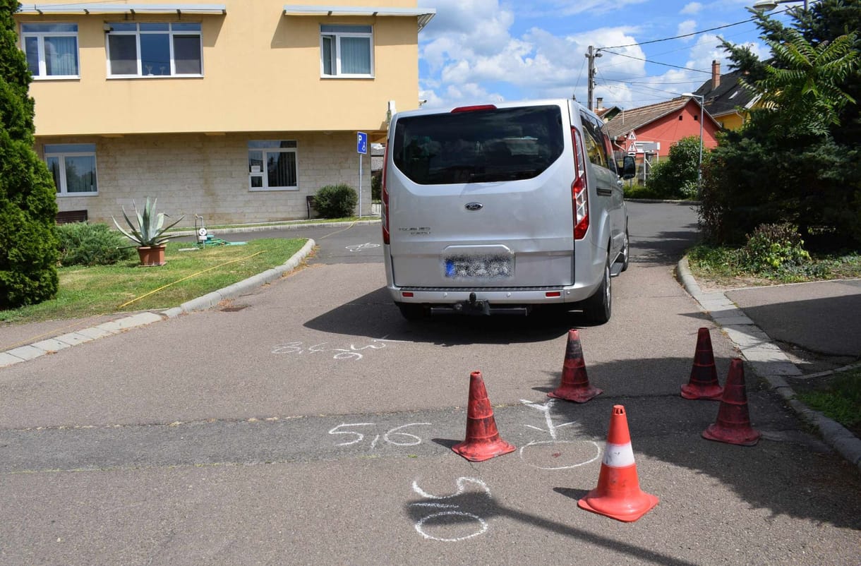 Belehalt sérüléseibe a férfi, akit tolatás közben ütöttek el Pásztón