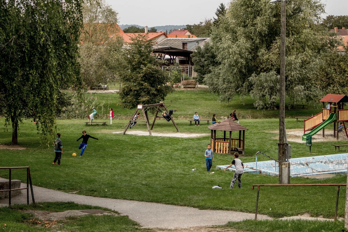 Őcsényen attól félnek, a nyaraló migránsok elrabolnák a magyar gyerekeket