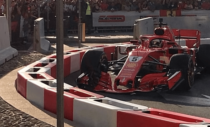 Vettel jól beégett: odacsapta a Ferrariját egy utcai bemutatón – videó