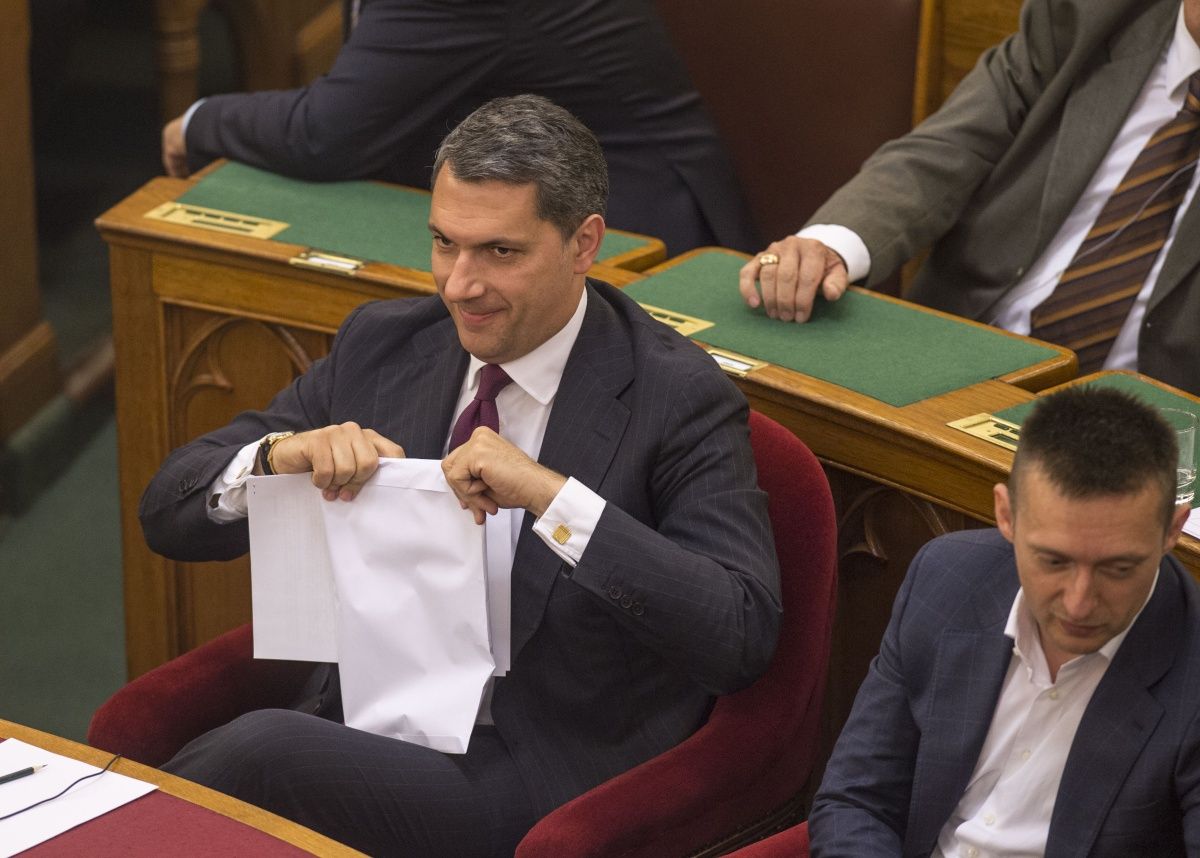 Lázár Jánosnak Németh Szilárddá kell vedlenie, ha túl akar élni