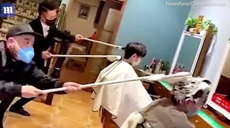 Fura új technikával vágják a hajakat a kínai fodrászok a koronavírus miatt