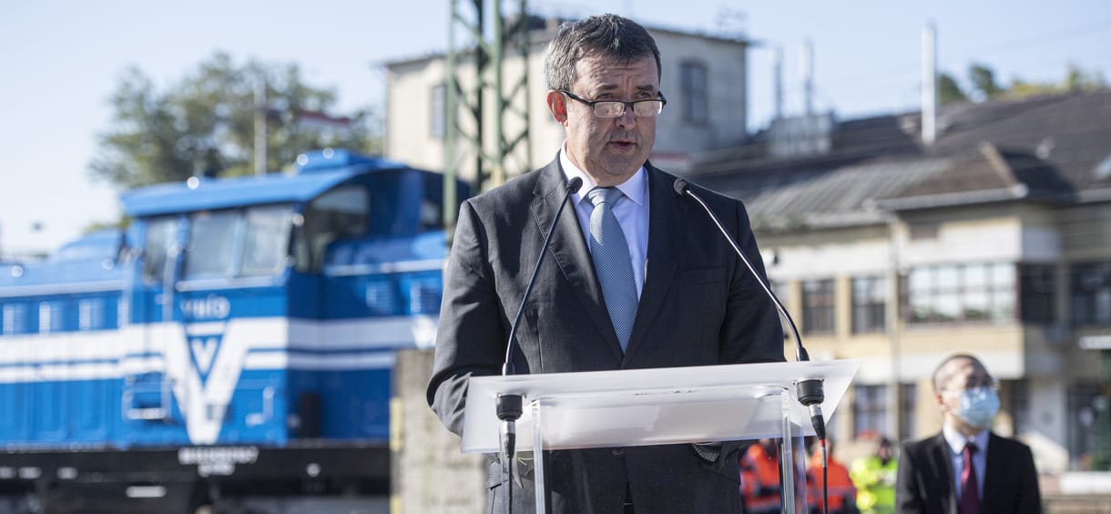 Palkovics szerint a kormány nem kíván beleszólni az OMSZ működésébe, az operatív törzs ülésén pedig ott sem volt