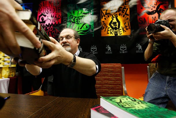 Budapesten Rushdie, akire még érvényes a halálos ítélet - exkluzív interjú