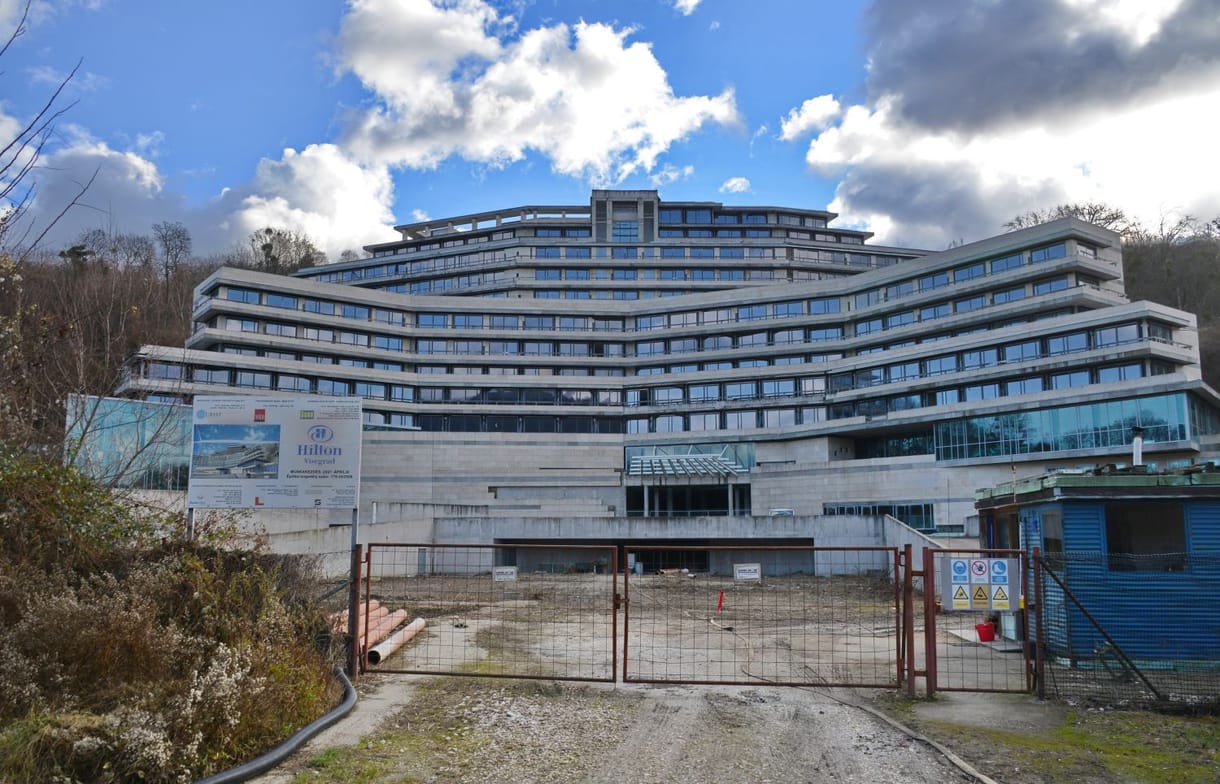 Üveghegyet épít Tiborcz a Dunakanyarban
