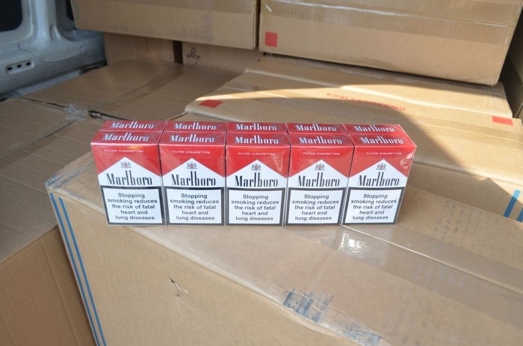 Saját testükre erősítették a cigarettát a csempészek