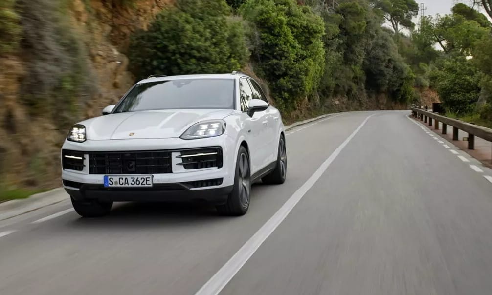 Itt a Porsche legújabb zöld rendszámos divatterepjárója, turbós V6-tal